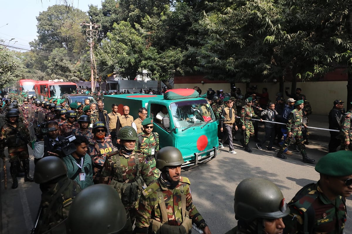 পতাকায় মোড়ানো গাড়িতে মানিক মিয়া অ্যাভিনিউয়ে নেওয়া হচ্ছে খালেদা জিয়ার মরদেহ