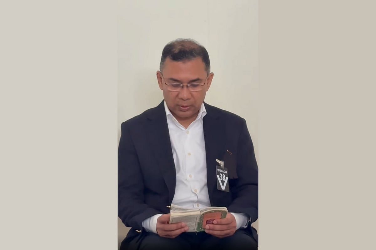 মায়ের কফিনের পাশে কোরআন তিলাওয়াত করছেন তারেক রহমান