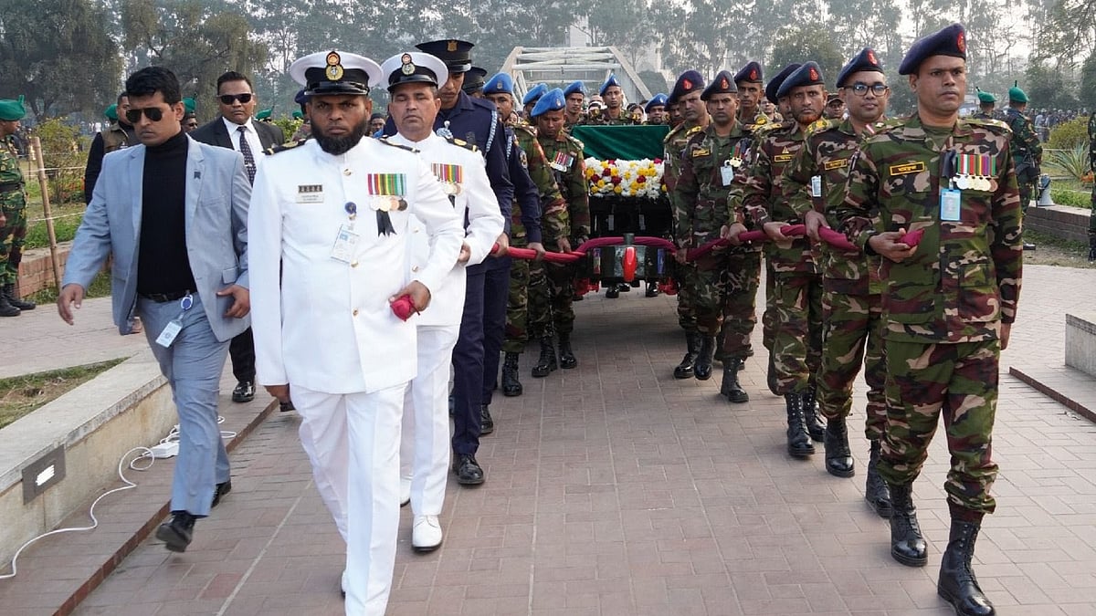 সাবেক প্রধানমন্ত্রী খালেদা জিয়ার মরদেহ সশস্ত্র বাহিনীর সদস্যদের দ্বারা সুসজ্জিত গান ক্যারেজে বহনের দৃশ্য