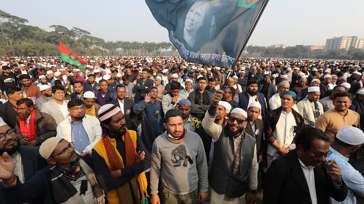 খালেদা জিয়ার ছবিসংবলিত কালো পতাকা নিয়ে জানাজায় আসেন মানুষ
 