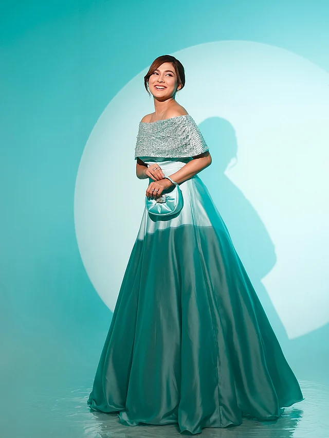 জনপ্রিয় অভিনেত্রী মেহজাবীন চৌধুরীর সৌন্দর্য নিয়ে নতুন করে কিছুই বলার নেই। তিনি ধরা দিয়েছেন টারকোয়েজ রঙের চোখজুড়ানো গাউনে। প্রায় ফ্লোর–ছোয়া এই গাউনের অফ শোল্ডার ডিজাইন বিশেষভাবে নজর কাড়ছে। রুপালি সিকুইনে সজ্জিত বডিস পুরো লুকটিতে এনেছে ভিন্ন আবেদন 