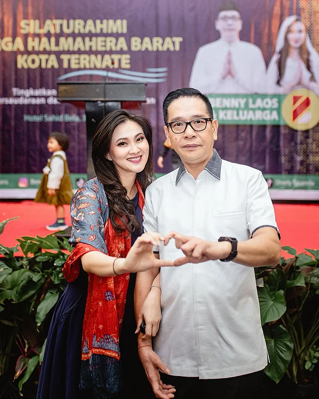 রাজনীতিক স্বামী বেনি লাওসের মৃত্যু হয় দুর্ঘটনাইয়। এরপর তিন  সন্তানের মা শার্লি রাজনীতিতে আসেন