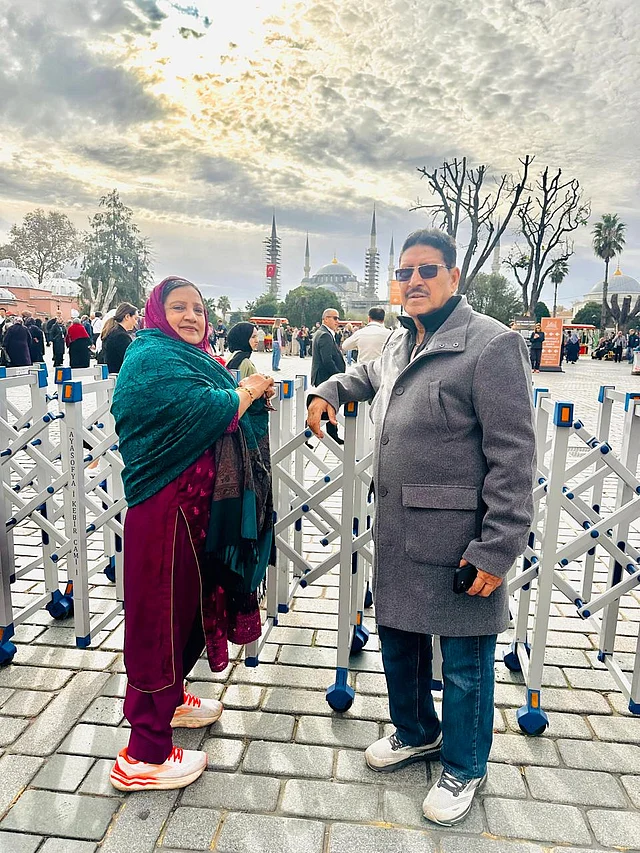 আয়াসোফিয়ায় সস্ত্রীক লেখক