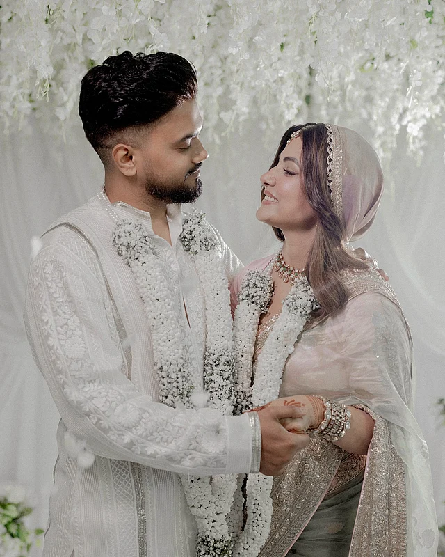 বলিউডের ক্যানসার যোদ্ধা অভিনেত্রী হিনা খান বিয়ে করেন প্রযোজক রকি জয়সোয়ালকে চিকিৎসা চলাকালীন সময়েই । ম্যাচিং আইভরি আউটফিটে দেখা যাচ্ছে এই জুটিকে