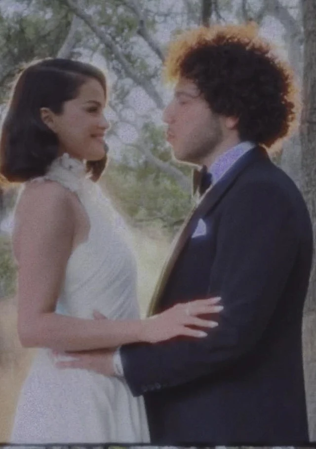 র‍্যালফ লরেনের সাদা গাউনে সুন্দরী সঙ্গীত তারকা সেলেন আগোমেজ বিয়ে করেছেন স্যুটের লুকে হ্যান্ডসাম সঙ্গীত প্রযোজক বেনি ব্ল্যাঙ্কোকে। 