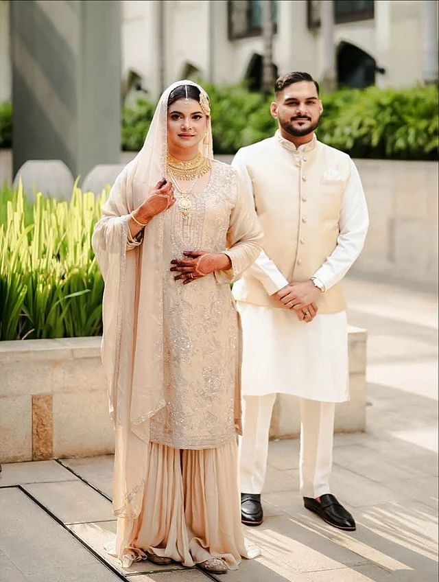 অভিনেত্রী শবনম ফারিয়ার আকদে নতুন বর-কনে পরেছেন অফ হোয়াইট পোশাক। ভারী হার ও ঝাপটার সঙ্গে ফারিয়ার পাতিয়ালা সালওয়ার, ক্ল্যাসিক কামিজ আর ম্যাচিং ওড়না অন্যরকম স্নিগ্ধতা দিচ্ছে। 