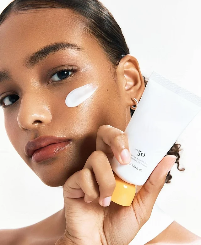 সানস্ক্রিন হলো সবচেয়ে শক্তিশালী অ্যান্টি-এজিং অস্ত্র