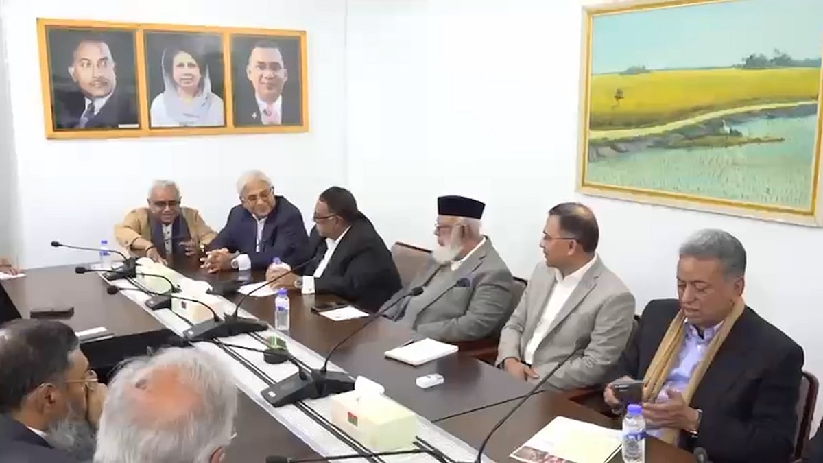 দেশের শীর্ষ ব্যবসায়ী ও শিল্প উদ্যোক্তাদের সঙ্গে তারেক রহমানের বৈঠক