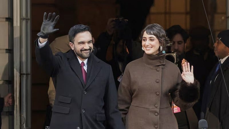 ভাড়া নেওয়া পোশাকে প্রশংসিত রামা দুওয়াজির ফার্স্ট লেডি লুক