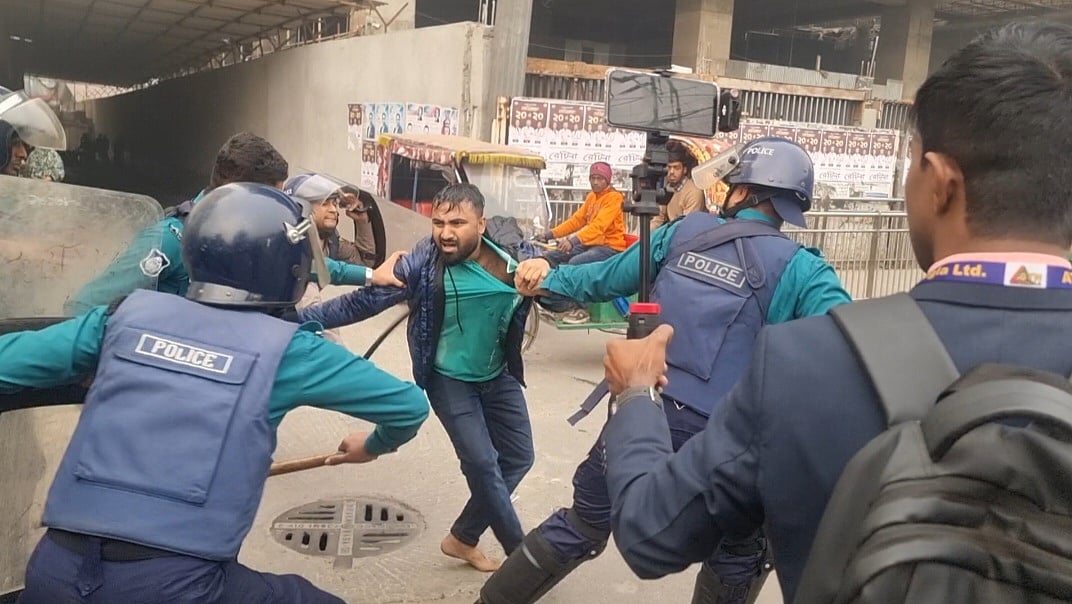 সার্ক ফোয়ারা মোড়ে  ‘অবস্থান’ মুঠোফোন ব্যবসায়ীদের, পুলিশের লাঠিপেটা