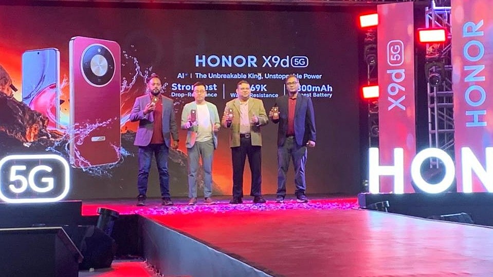 যে স্মার্টফোন ২০ ফুট উঁচু থেকে পড়লেও ভাঙ্গে না, পানিতে ভিজলেও নষ্ট হয় না