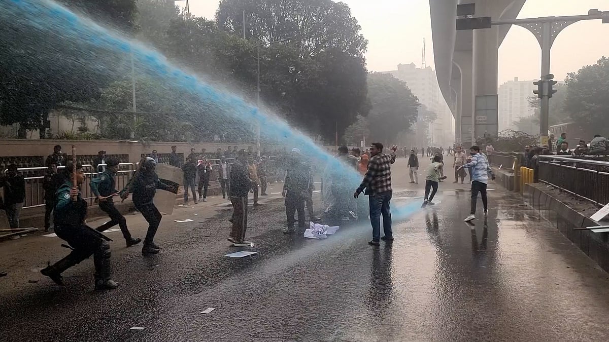 পুলিশের জলকামান ও লাঠিপেটায় মুঠোফোন ব্যবসায়ীদের কর্মসূচি পণ্ড