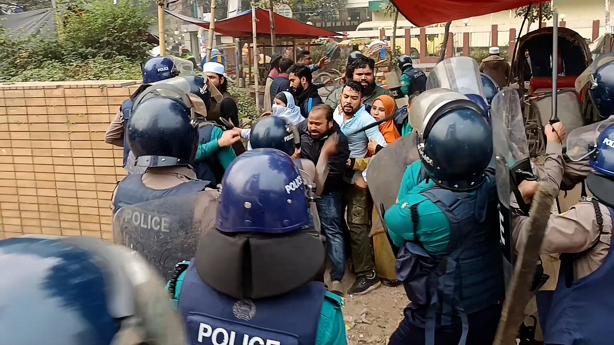 মুঠোফোন ব্যবসায়ীদের আন্দোলনে পুলিশের কাঁদানে গ্যাসের শেল নিক্ষেপ, পাল্টাপাল্টি ধাওয়া