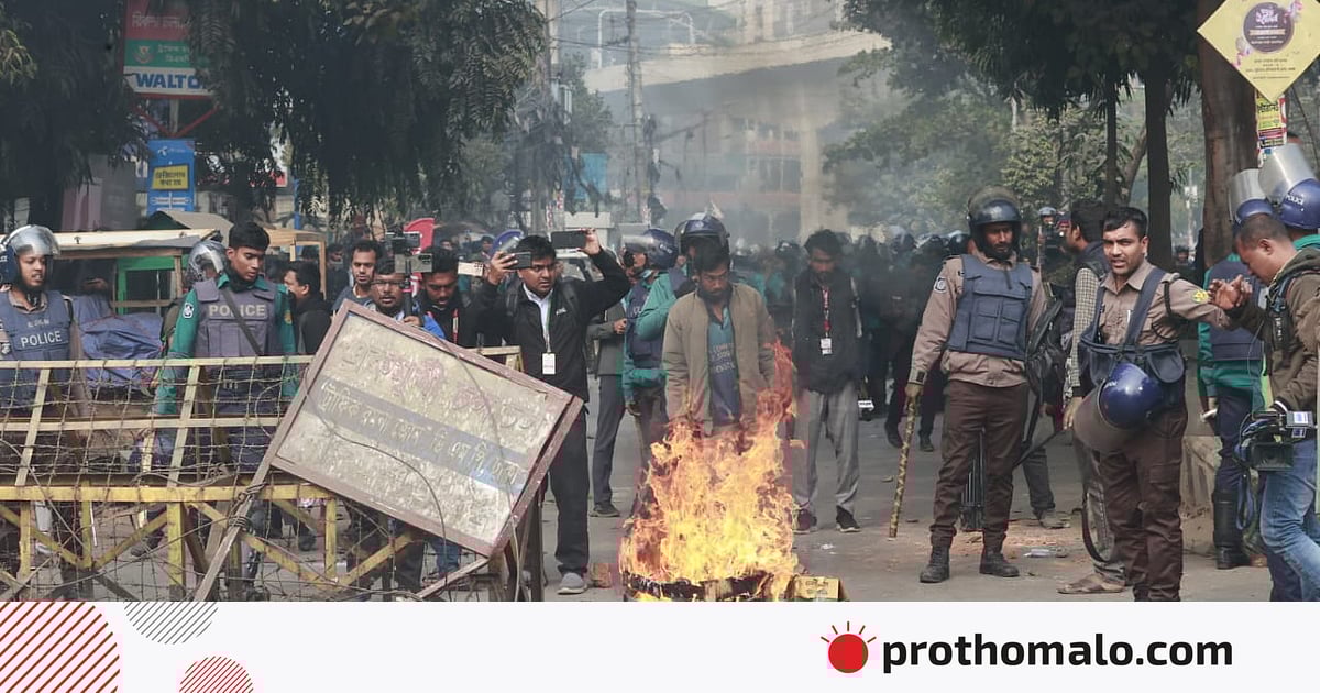 হাতিরপুল, ফার্মগেট, সার্ক ফোয়ারা মোড়ে অবরোধ, ২০ মিনিটের পথে সময় লাগছে দেড় ঘণ্টা হাতিরপুল, ফার্মগেট, সার্ক ফোয়ারা মোড়ে অবরোধ, ২০ মিনিটের পথে সময় লাগছে দেড় ঘণ্টা