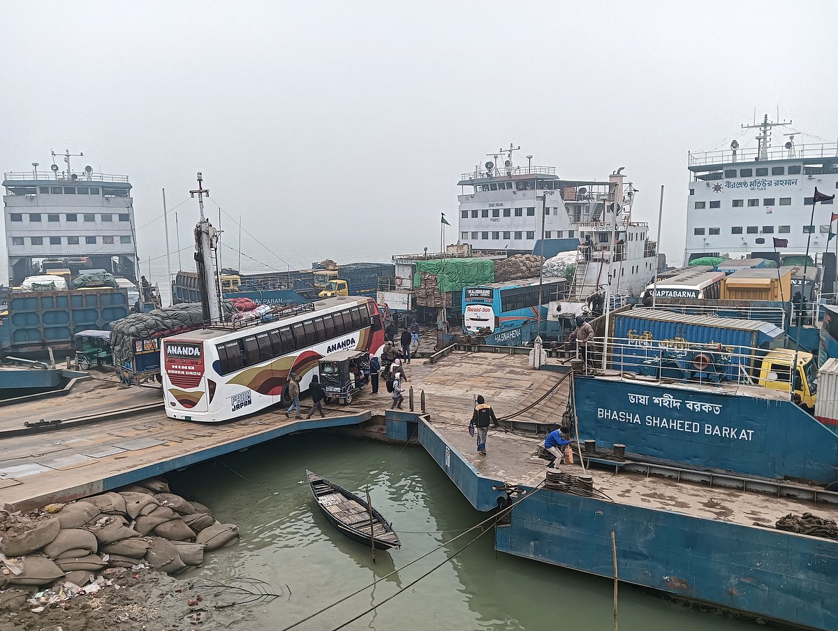 ঝড়বৃষ্টির কারণে দৌলতদিয়া-পাটুরিয়া নৌপথে এক ঘণ্টা বন্ধের পর ফেরি চালু