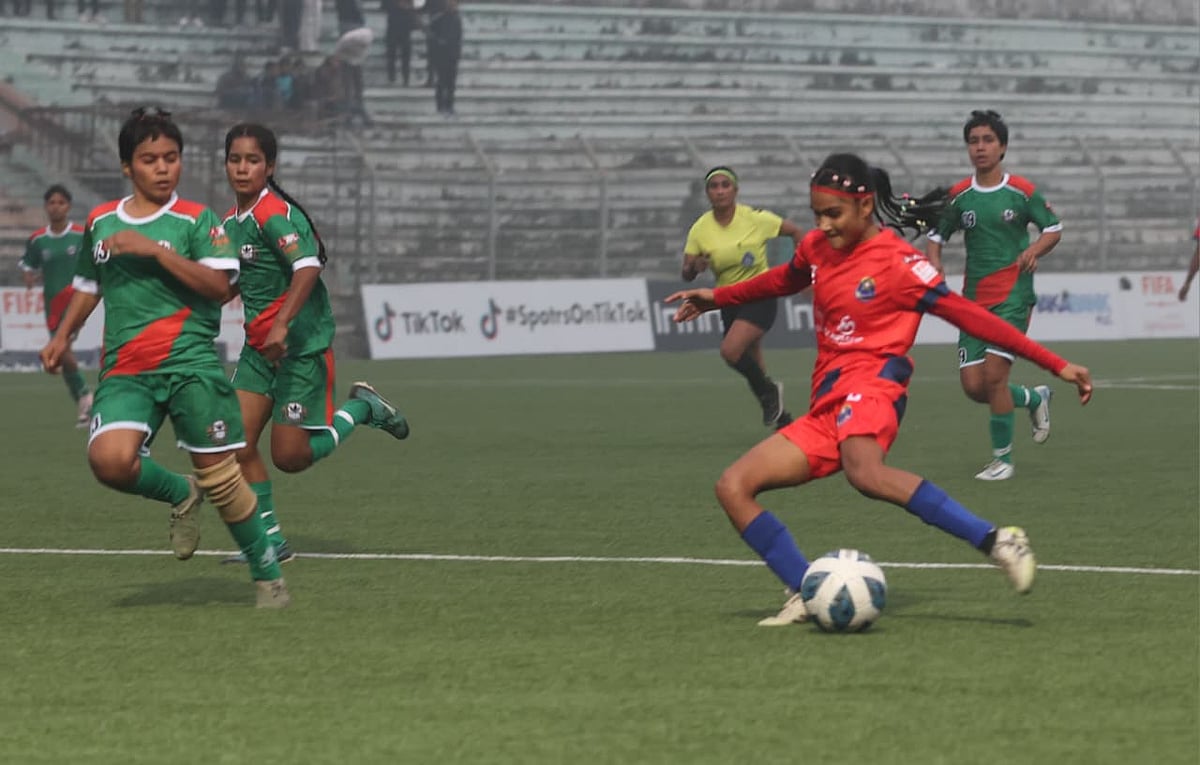 নষ্ট ফ্লাডলাইট, অচল স্কোরবোর্ডে যেভাবে চলছে নারী ফুটবল লিগ