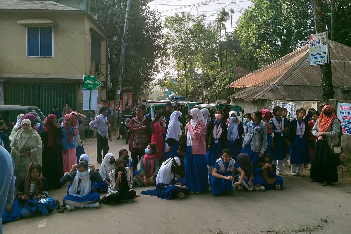 পরীক্ষায় পাস করিয়ে দেওয়ার দাবিতে রাঙামাটিতে শিক্ষার্থীদের সড়ক অবরোধ