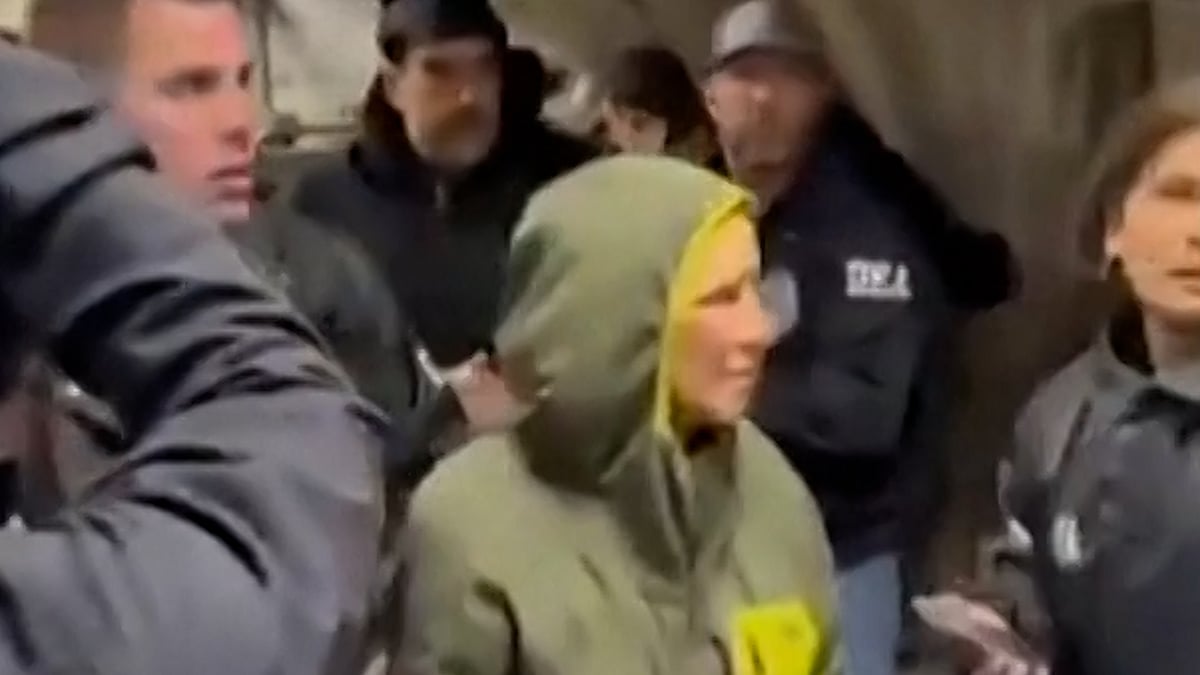 আটকের পর নিকোলা মাদুরোর সঙ্গে স্ত্রী সিলিয়া ফ্লোরেসকেও দেখা গিয়েছে নিউইয়র্কে