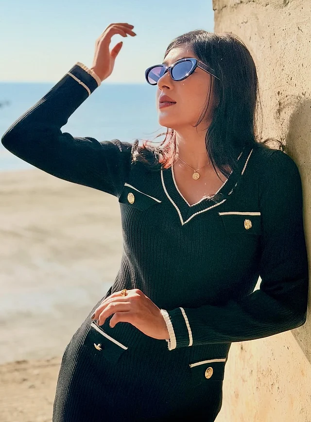 সাদা-কালো নিটেড লং ড্রেসে ব্লেজারের সঙ্গে কালো শেডসে শীত ফ্যাশন লুকে নীলা