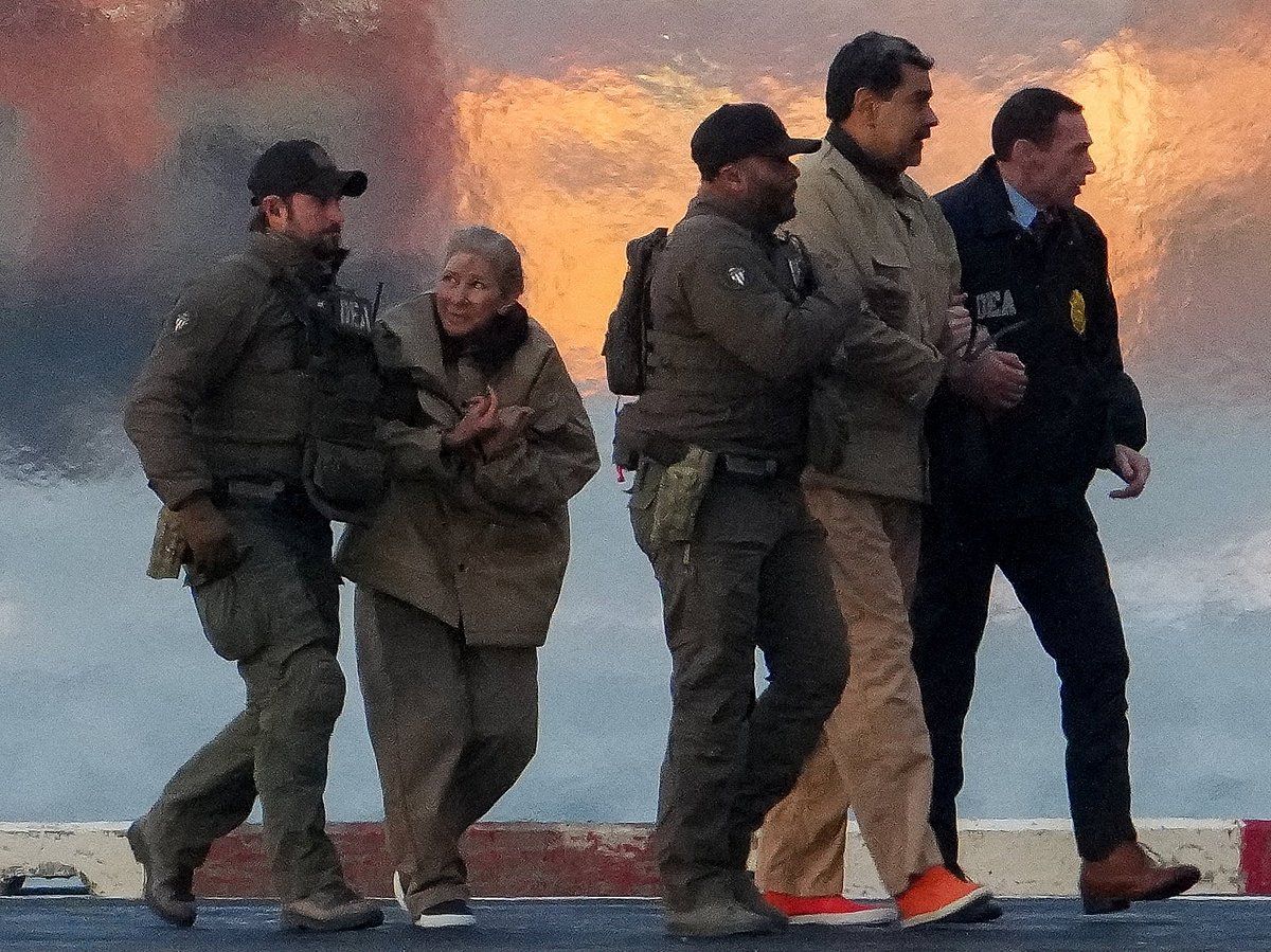 মাদুরো ও তাঁর স্ত্রীকে নিউইয়র্কের আদালতে নেওয়া হচ্ছে