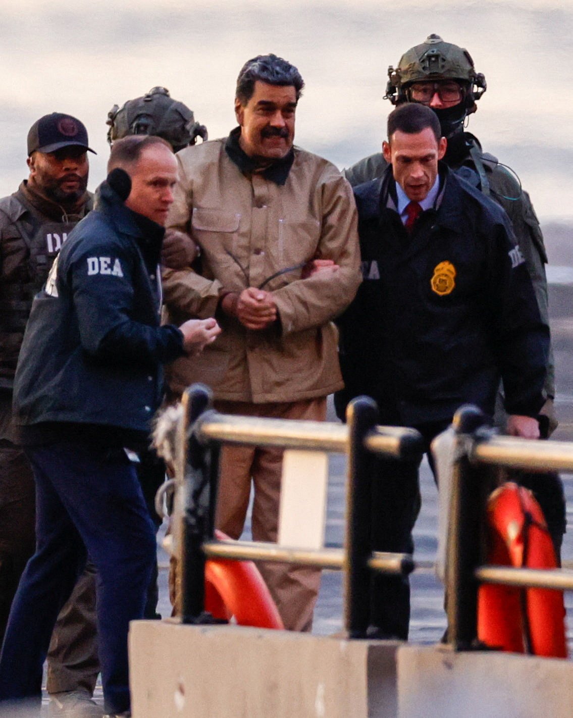 মাদুরোকে নিউইয়র্কের আদালতে নেওয়া হচ্ছে