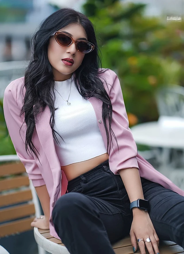 সাদা ক্রপড টপের সঙ্গে জিন্স আর ল্যাভেন্ডার-গোলাপি ব্লেজার পরেছেন নীলা 