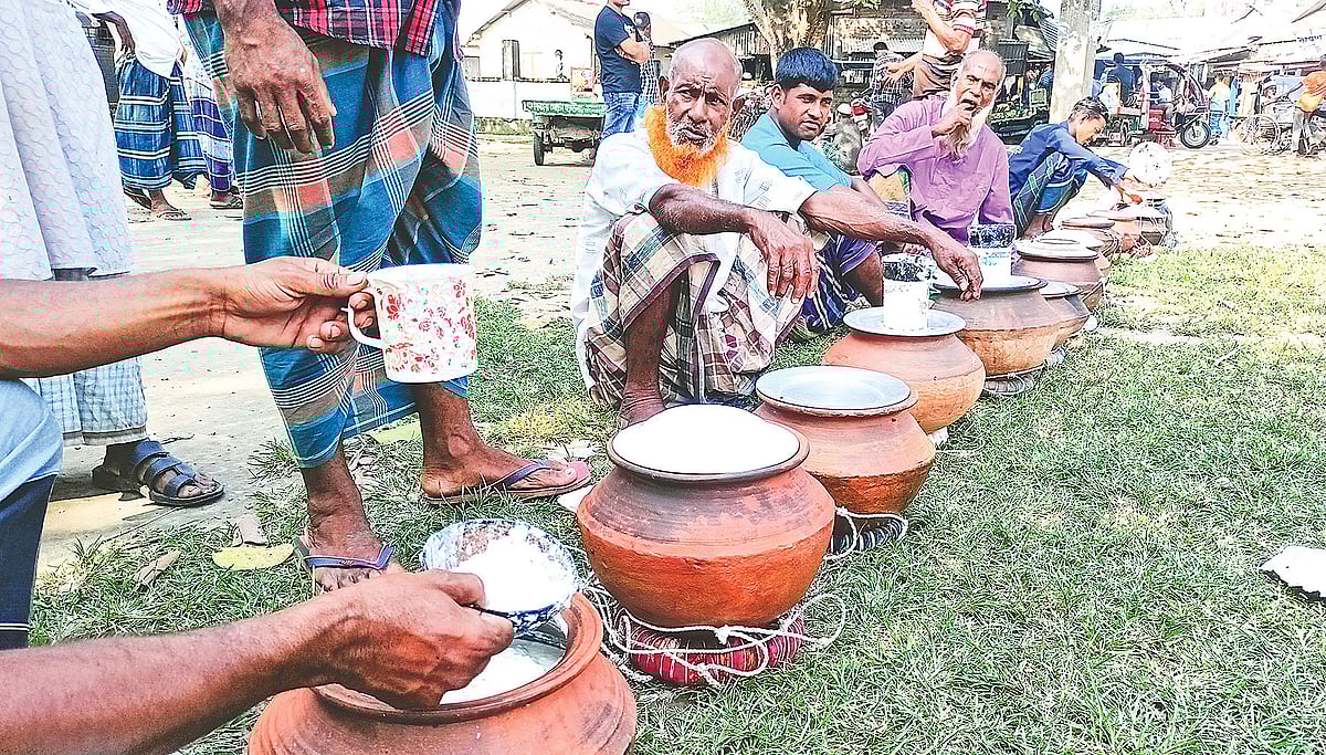 শত বছরের ঐতিহ্য মহিষের ‘টক দই’ 