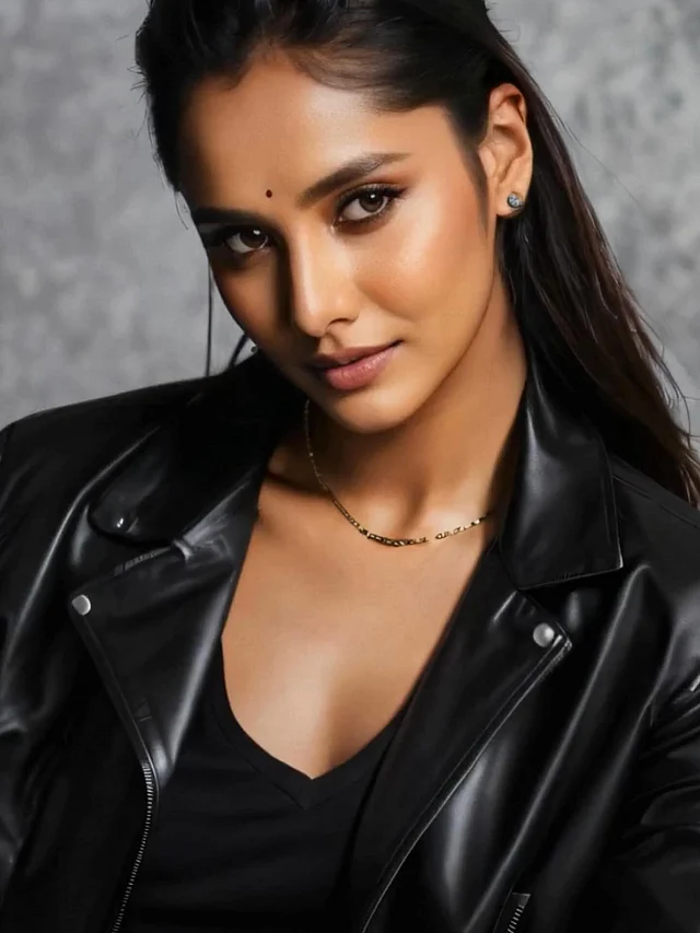 কালো টপের সঙ্গে কালো লেদার জ্যাকেটের ক্ল্যাসিক শীত ফ্যাশনে ফারিন খানের কালো টিপ এনেছে আলাদা মাত্রা