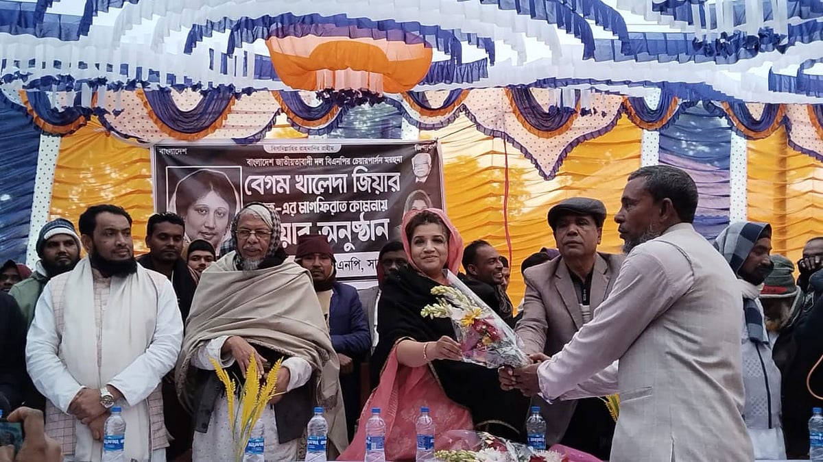 শামা ওবায়েদের হাতে ফুল দিয়ে ৫ আওয়ামী লীগ নেতা বিএনপিতে