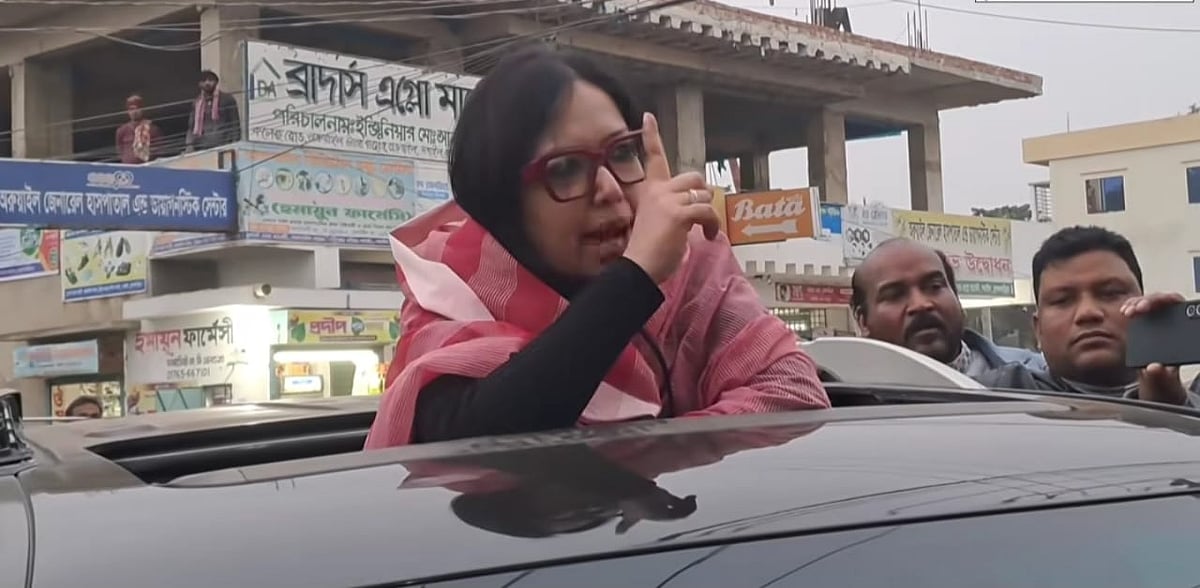 গাড়িতে দাঁড়িয়ে বক্তব্য দিলেন রুমিন ফারহানা, পথসভার মঞ্চ ভেঙে দেওয়ার অভিযোগ