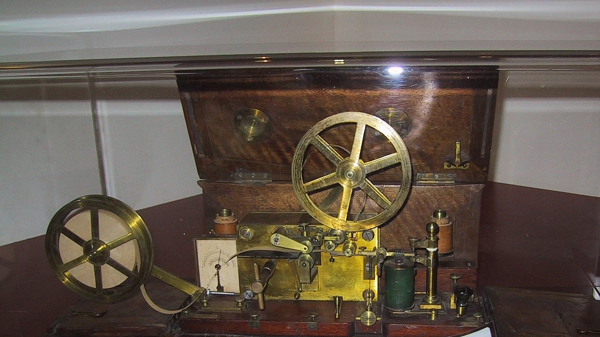 টেলিগ্রাফ উন্মোচন করেন স্যামুয়েল মোর্স