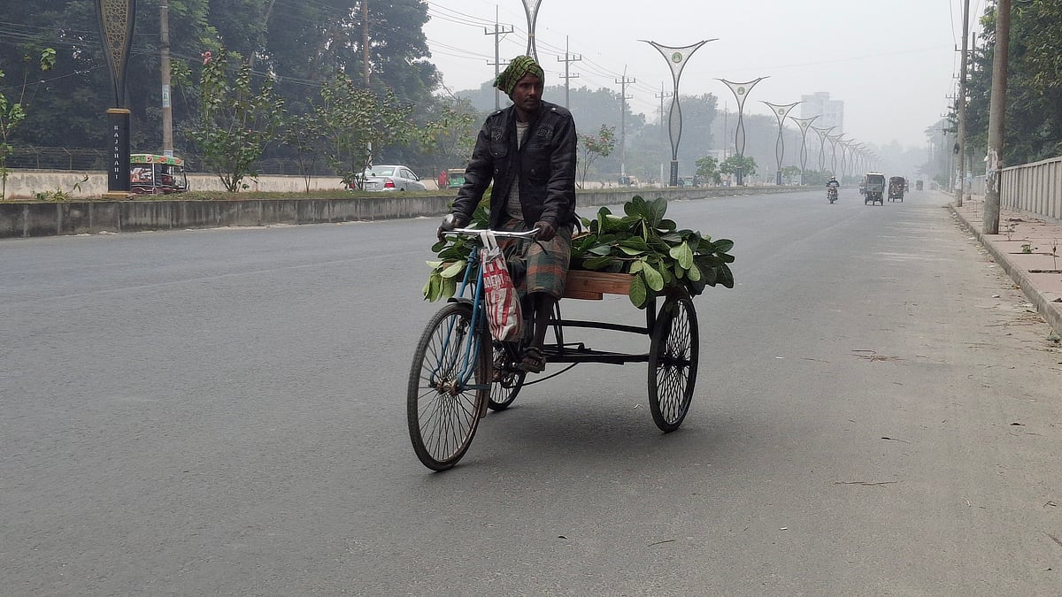 ‘এত শীত যে হাতডা এক্কেবারে অবশ হয়ে আসে’
