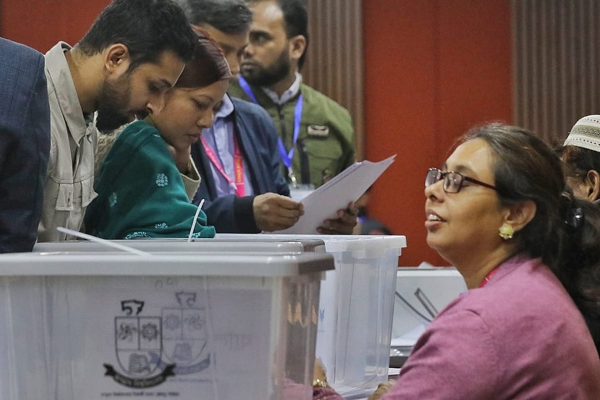 ৫ ঘণ্টা বন্ধ থাকার পর মধ্যরাতে জকসু নির্বাচনের ভোট গণনা শুরু