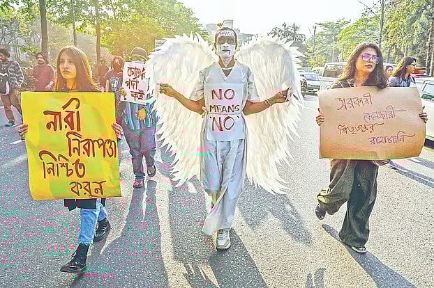 মব সন্ত্রাস ও অনলাইনে আক্রমণে নিরাপত্তাঝুঁকিতে নারীরা