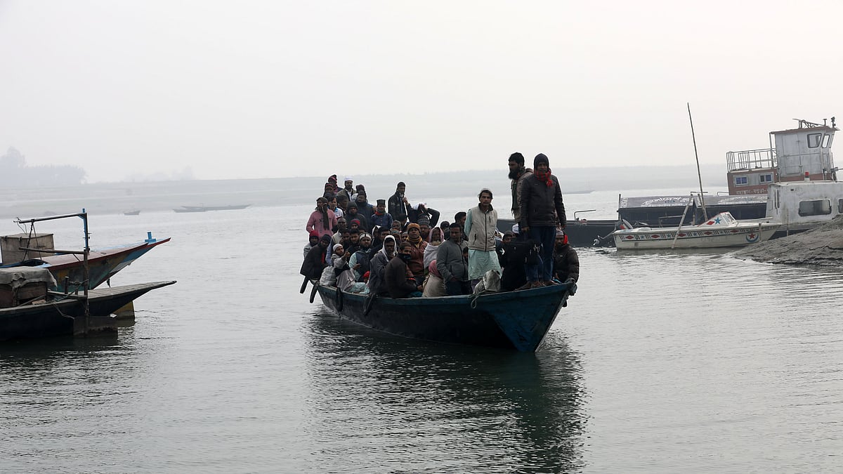 কুয়াশাঢাকা সকালে যাত্রী নিয়ে খেয়াঘাটে ভিড়ছে নৌকা