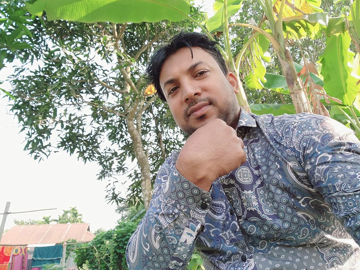 দোকান বন্ধ করে ফেরার পথে বাড়ির ফটকে ব্যবসায়ীকে কুপিয়ে হত্যা