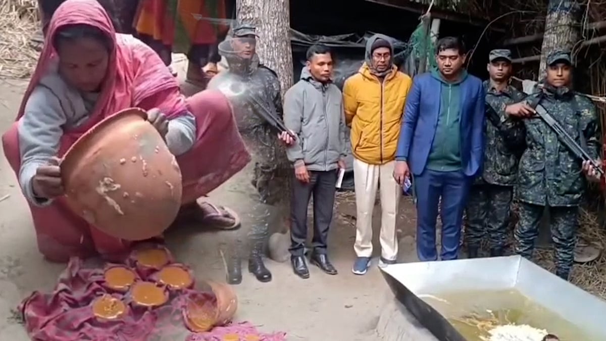 রস ছাড়াই তৈরি হচ্ছিল খেজুরের গুড়