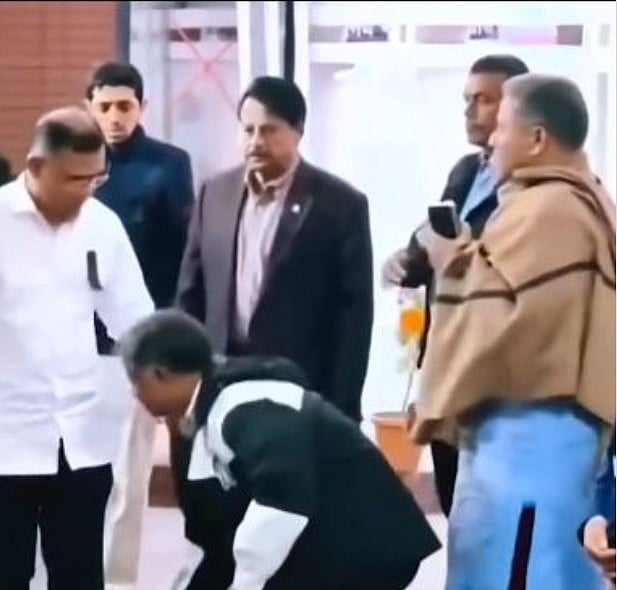 পলিটিক্যাল কদমবুসি কালচার যে কারণে ভয়ের