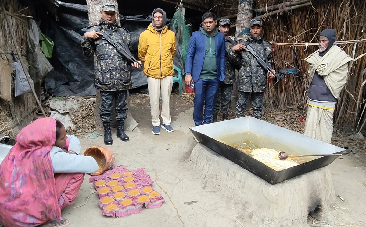 মানিকগঞ্জে রস ছাড়াই তৈরি হচ্ছিল খেজুরের গুড়