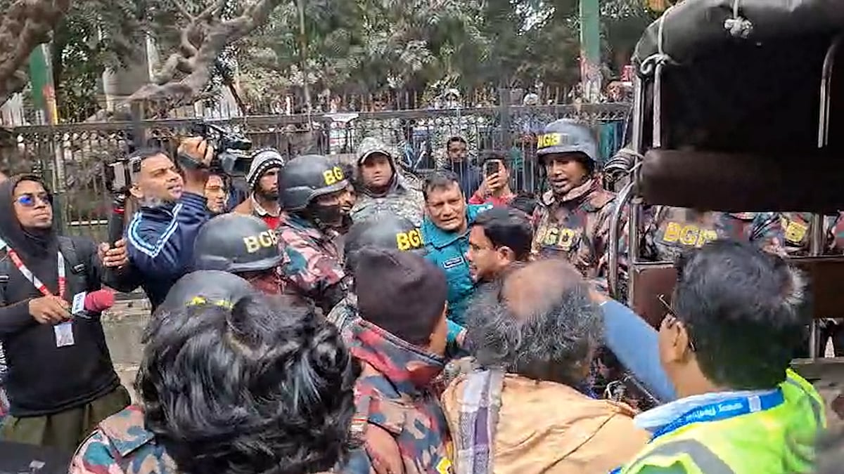 ভোটকেন্দ্রের বাইরে ‘জামায়াত কর্মী’ সন্দেহে ধাওয়া-ধস্তাধস্তি