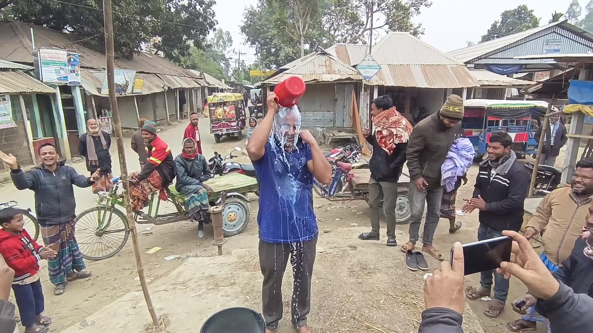 দুধ দিয়ে গোসল করে পদত্যাগ করলেন ওয়ার্ড বিএনপির সভাপতি