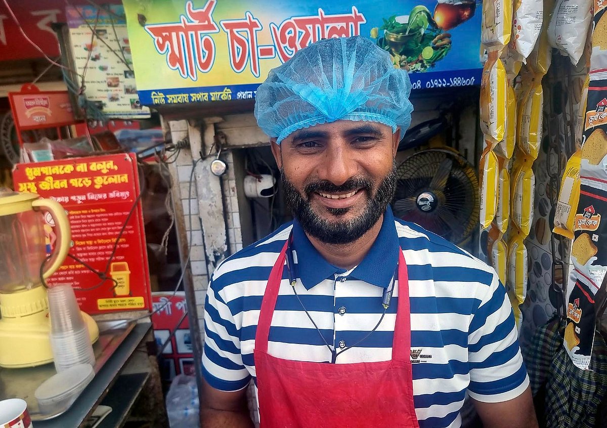 কক্সবাজার সৈকতে ‘স্মার্ট চা–ওয়ালা’, পাওয়া যায় ১২ রকমের চা