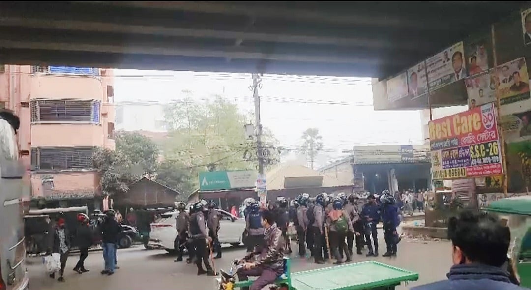 গাজীপুরে বেতনের দাবিতে শ্রমিকদের এক ঘণ্টা মহাসড়ক অবরোধ