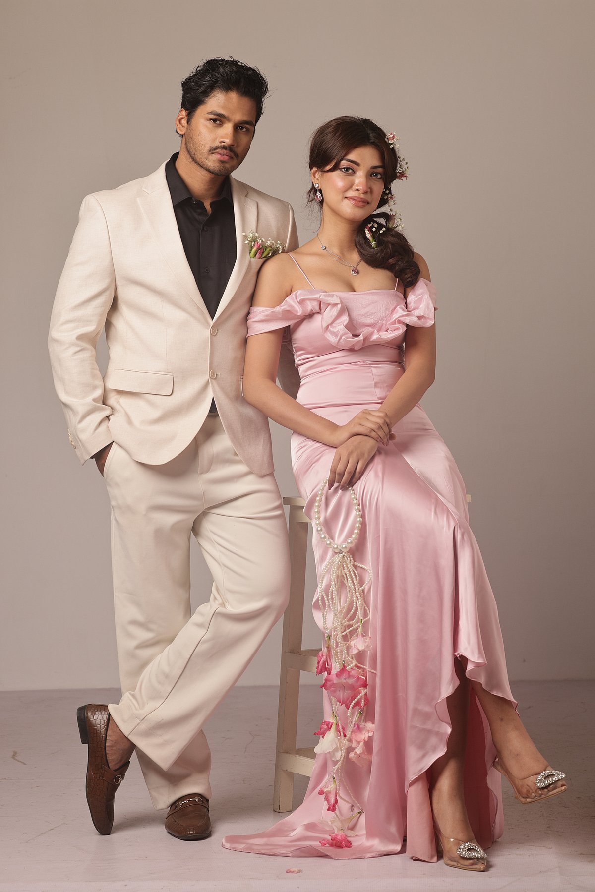 ভিন্ন পোশাকে বর–কনে, দেখুন ৭টি ছবি