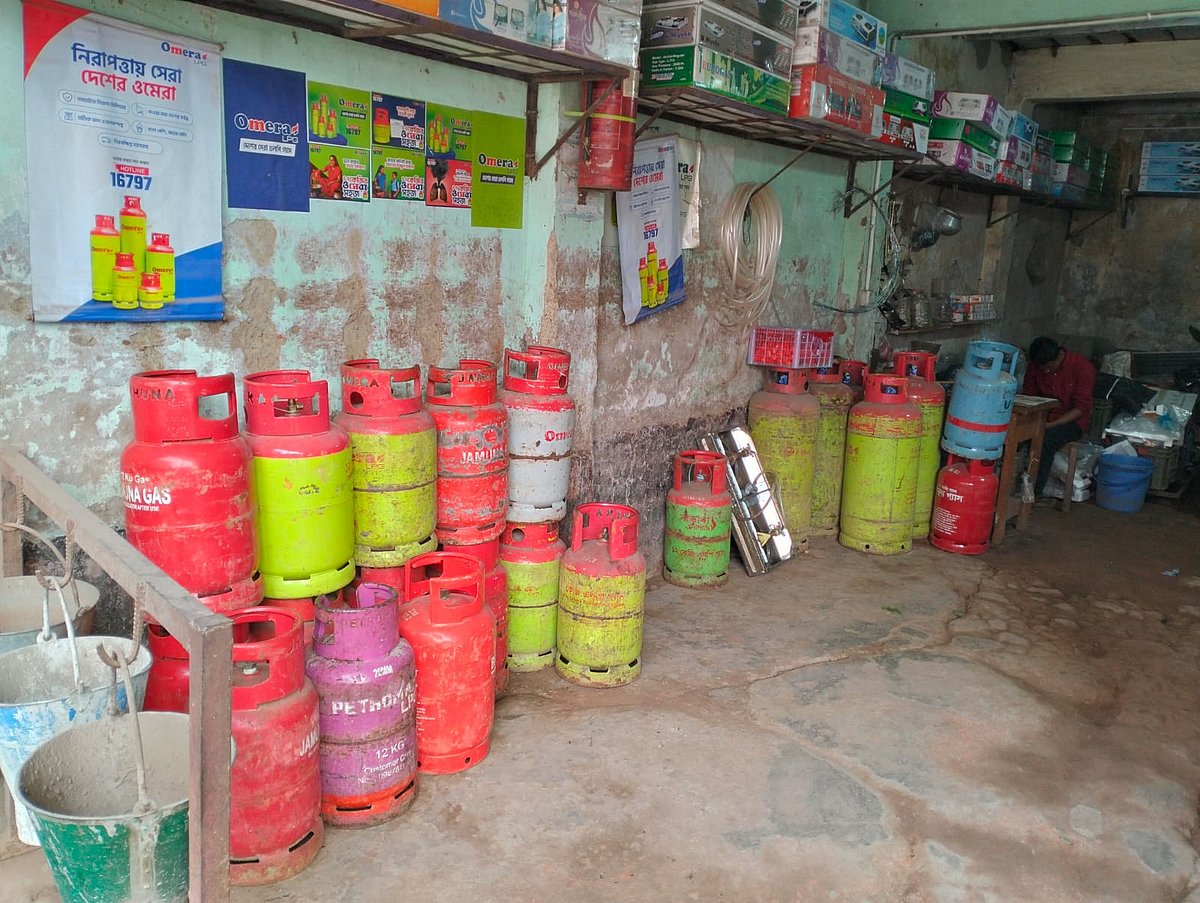 দিনে দোকানে তালা, রাত নামলেই গ্যাস সিলিন্ডার দ্বিগুণ দামে বিক্রি