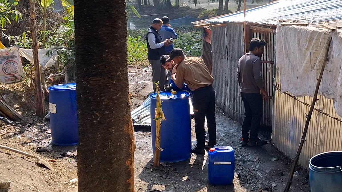 মিরসরাইয়ে পাইপলাইনের ওপর ঘর, মাটি খুঁড়ে তেল চুরি