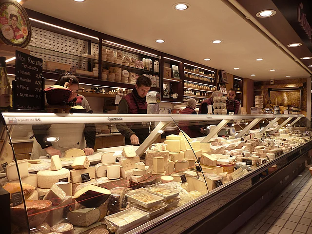 ফ্রান্সের প্রতিটি শহরে, গ্রামে-গঞ্জে, মহল্লায় খুব সহজেই চোখে পড়বে পনিরের দোকান আর দোকানে থরে থরে সাজিয়ে রাখা বিশুদ্ধতা ও পুষ্টির প্রতীক বিচিত্র সব পনির