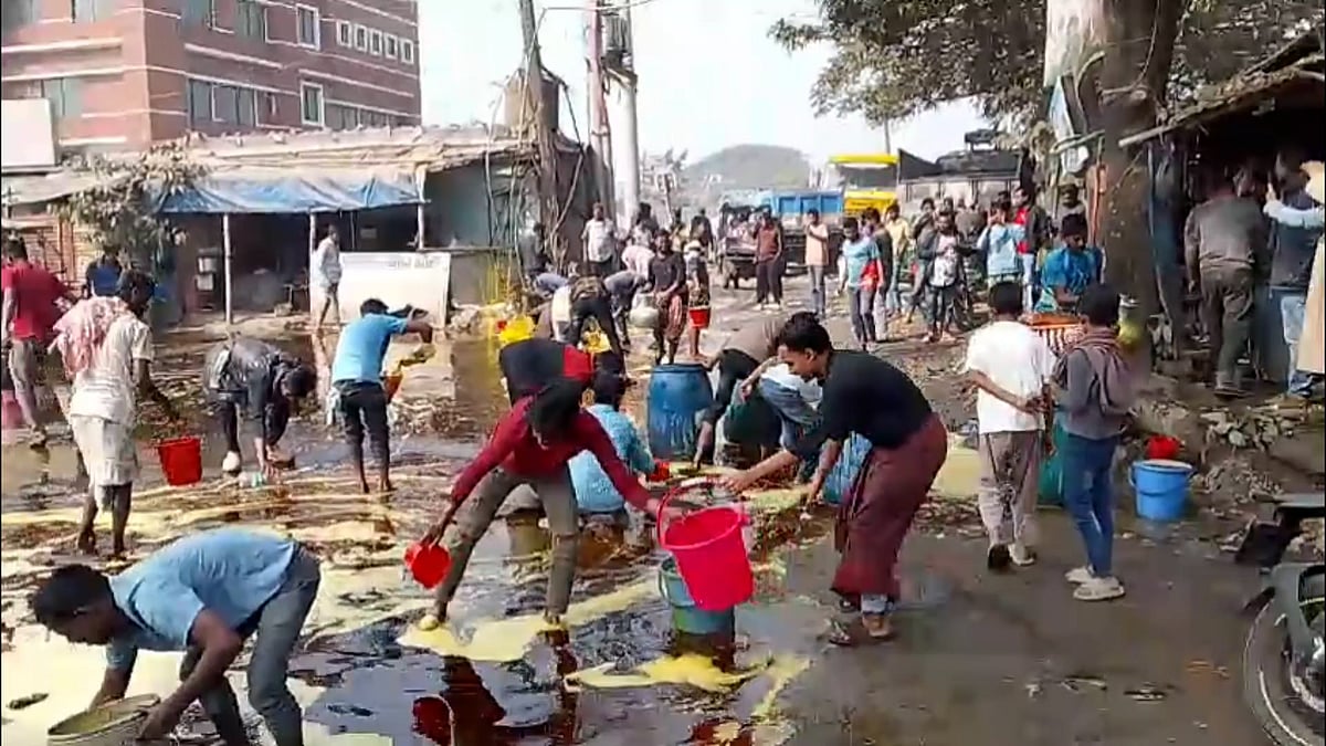 মাঝরাস্তায় ট্যাংকারের পাইপ ফেটে ছড়িয়ে পড়ে সয়াবিন তেল