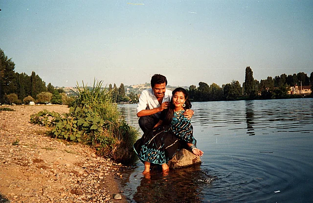 মধ্য ফ্রান্সের ভিশি শহরের আলিয়েঁ নদীর তীরে লেখক ও তাঁর সহধর্মিণী