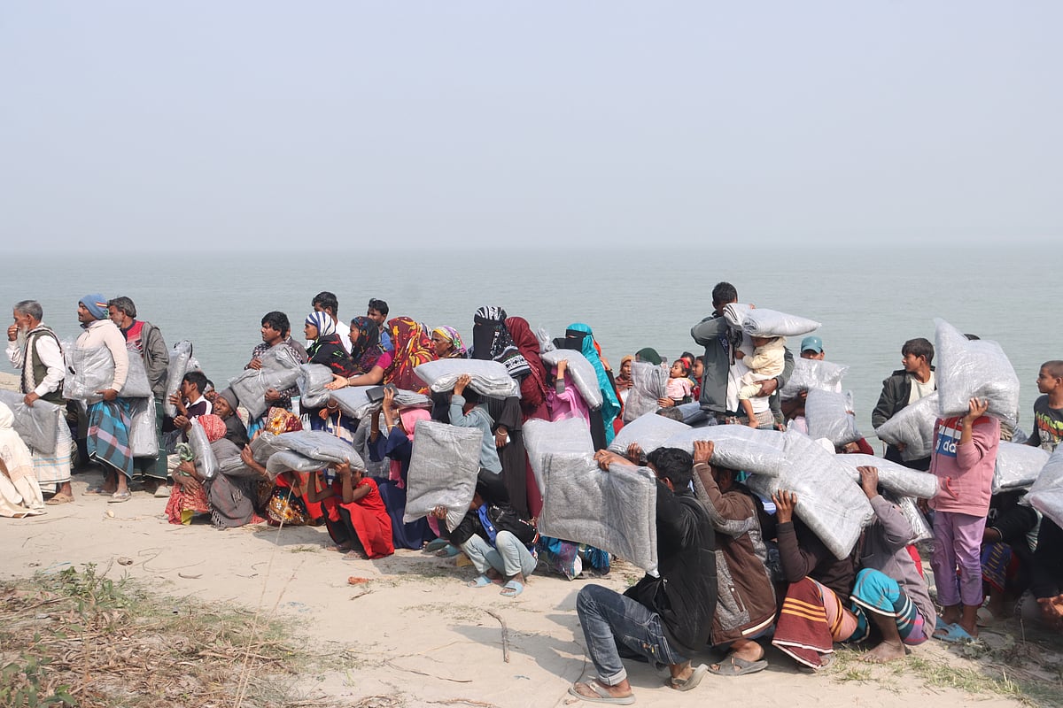 কম্বল পেয়ে চরাঞ্চলের মানুষের মুখে হাসি